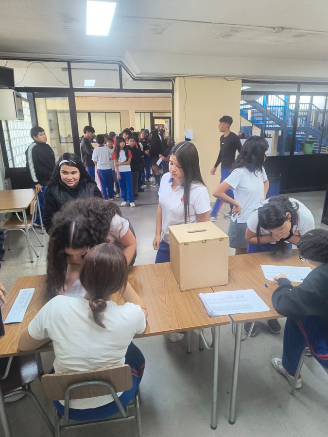 Estudiantes esperando su turno para votar